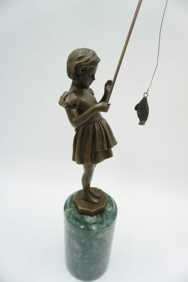 FIGURA Z BRĄZU DZIEWCZYNKA Z WĘDKĄ ZE ZŁOWIONĄ RYBKĄ