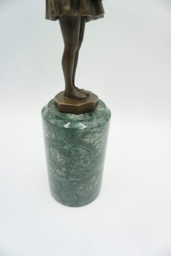 FIGURA Z BRĄZU DZIEWCZYNKA Z WĘDKĄ ZE ZŁOWIONĄ RYBKĄ