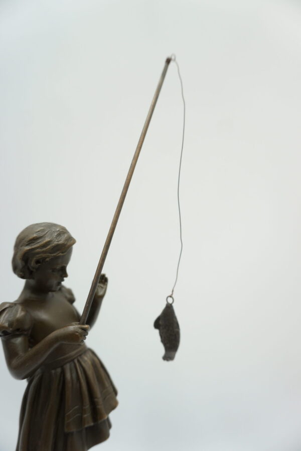 FIGURA Z BRĄZU DZIEWCZYNKA Z WĘDKĄ ZE ZŁOWIONĄ RYBKĄ