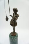 FIGURA Z BRĄZU DZIEWCZYNKA Z WĘDKĄ ZE ZŁOWIONĄ RYBKĄ