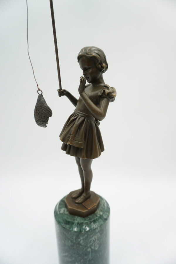FIGURA Z BRĄZU DZIEWCZYNKA Z WĘDKĄ ZE ZŁOWIONĄ RYBKĄ