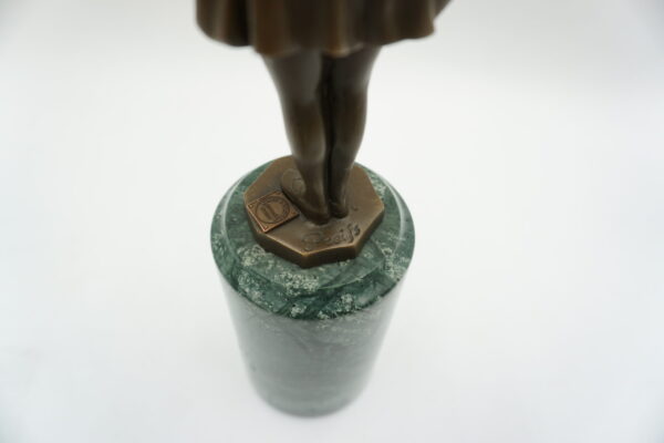 FIGURA Z BRĄZU DZIEWCZYNKA Z WĘDKĄ ZE ZŁOWIONĄ RYBKĄ