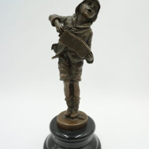 FIGURA Z BRĄZU CHŁOPCZYK Z AKORDEONEM