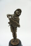 FIGURA Z BRĄZU CHŁOPCZYK Z AKORDEONEM