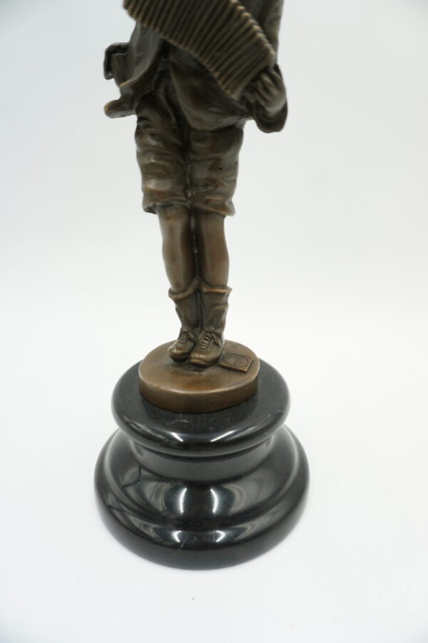 FIGURA Z BRĄZU CHŁOPCZYK Z AKORDEONEM