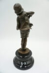 FIGURA Z BRĄZU CHŁOPCZYK Z AKORDEONEM