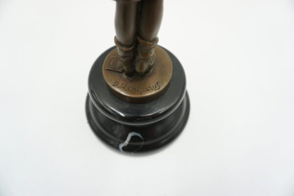 FIGURA Z BRĄZU CHŁOPCZYK Z AKORDEONEM