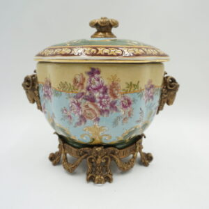 SZKATUŁKA BOMBONIERA BARANY PORCELANA OKUTA Z BRĄZEM