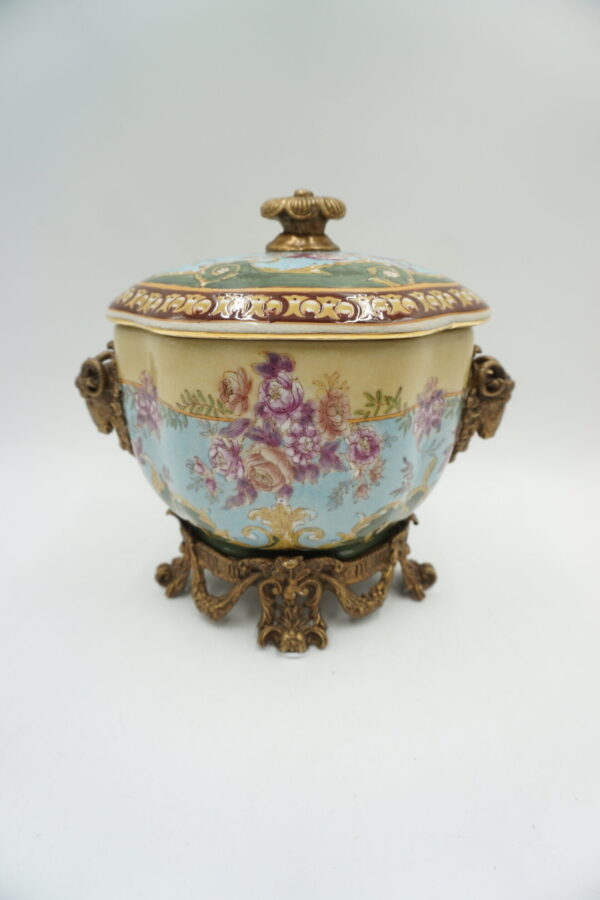 SZKATUŁKA BOMBONIERA BARANY PORCELANA OKUTA Z BRĄZEM