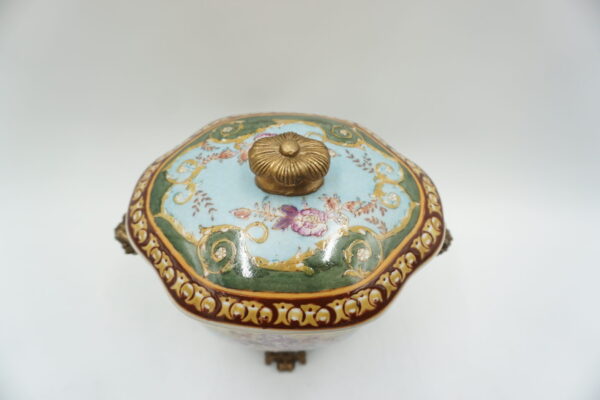 SZKATUŁKA BOMBONIERA BARANY PORCELANA OKUTA Z BRĄZEM