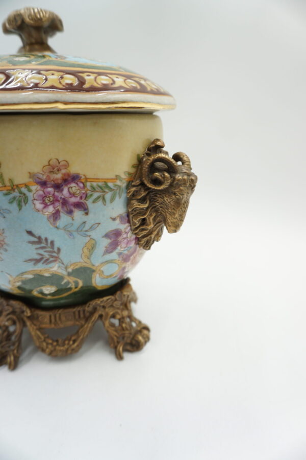 SZKATUŁKA BOMBONIERA BARANY PORCELANA OKUTA Z BRĄZEM