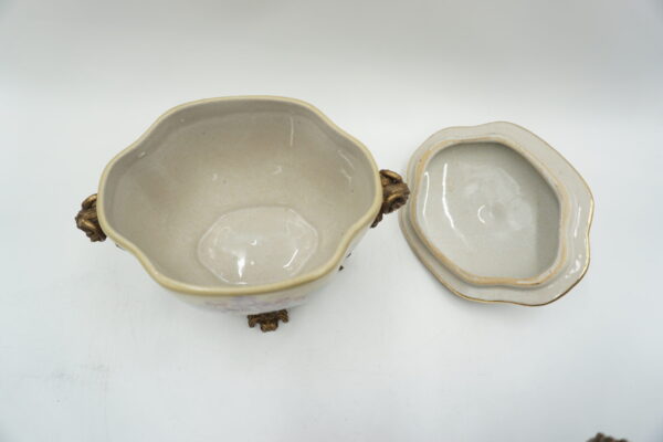 SZKATUŁKA BOMBONIERA BARANY PORCELANA OKUTA Z BRĄZEM