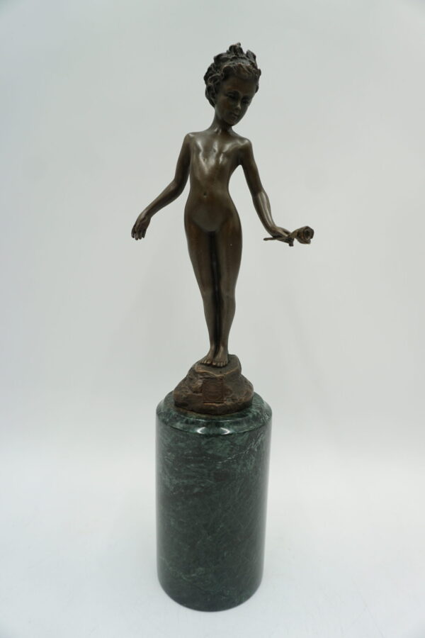 FIGURA Z BRĄZU DZIEWCZYNKA Z RÓŻĄ