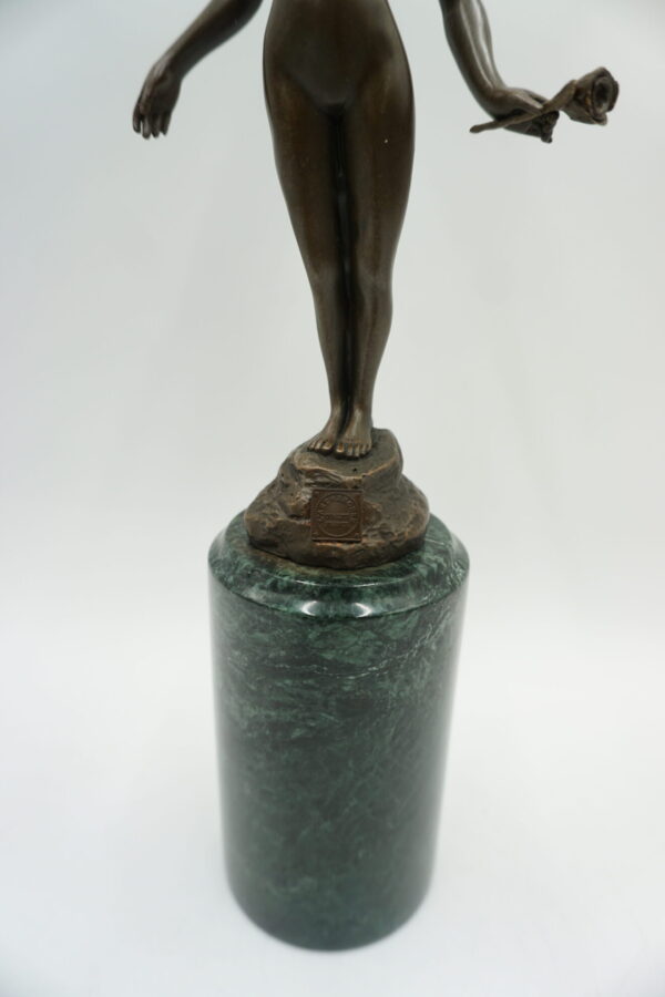 FIGURA Z BRĄZU DZIEWCZYNKA Z RÓŻĄ