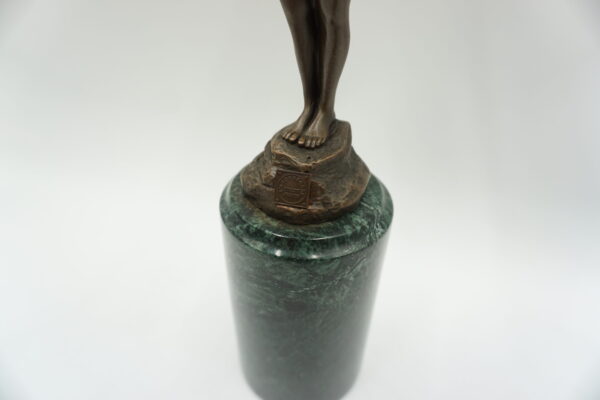 FIGURA Z BRĄZU DZIEWCZYNKA Z RÓŻĄ