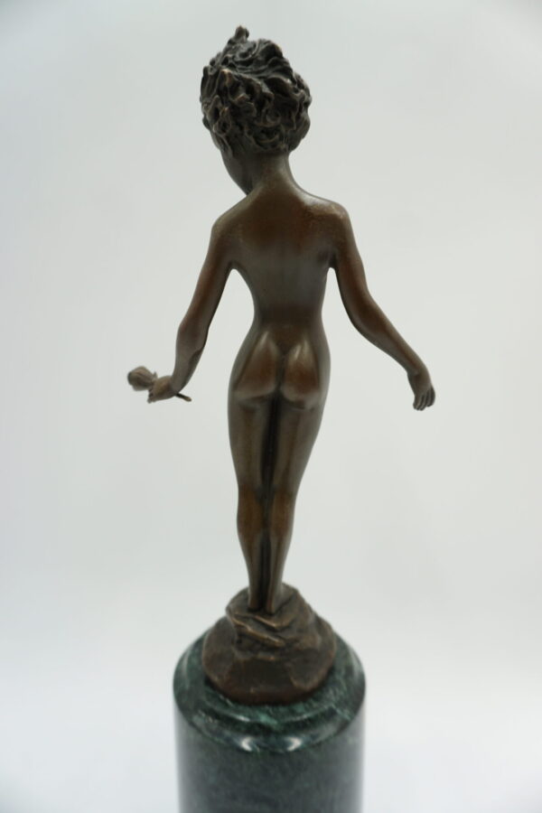 FIGURA Z BRĄZU DZIEWCZYNKA Z RÓŻĄ