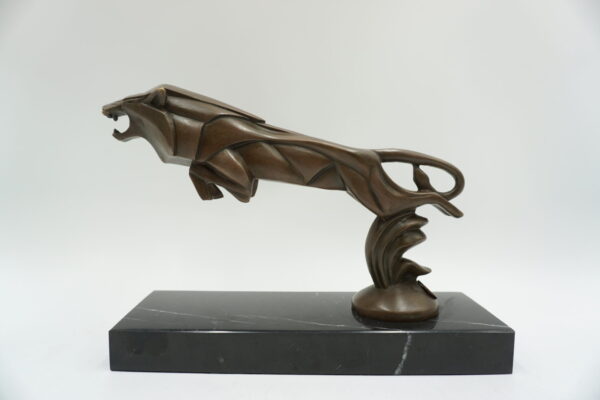 FIGURA Z BRĄZU LEW ART DECO AGRESYWNY ATAKUJĄCY