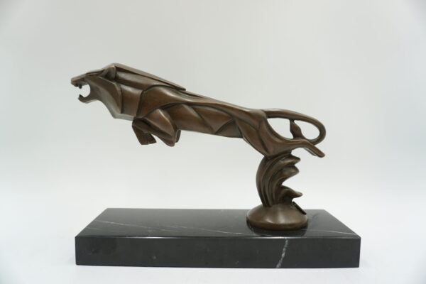 FIGURA Z BRĄZU LEW ART DECO AGRESYWNY ATAKUJĄCY