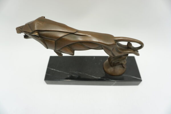 FIGURA Z BRĄZU LEW ART DECO AGRESYWNY ATAKUJĄCY