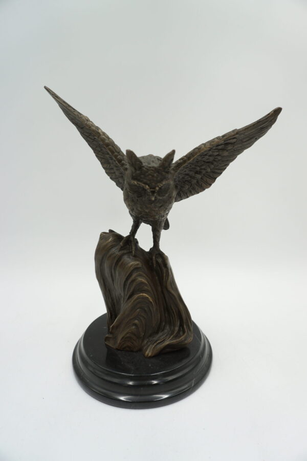 FIGURA Z BRĄZU SOWA W LOCIE SYMBOL MĄDROŚCI