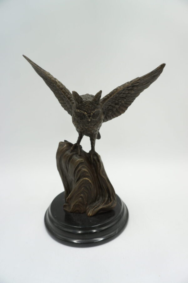 FIGURA Z BRĄZU SOWA W LOCIE SYMBOL MĄDROŚCI