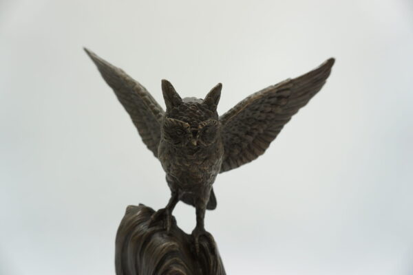 FIGURA Z BRĄZU SOWA W LOCIE SYMBOL MĄDROŚCI