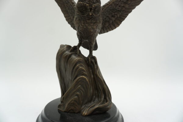 FIGURA Z BRĄZU SOWA W LOCIE SYMBOL MĄDROŚCI