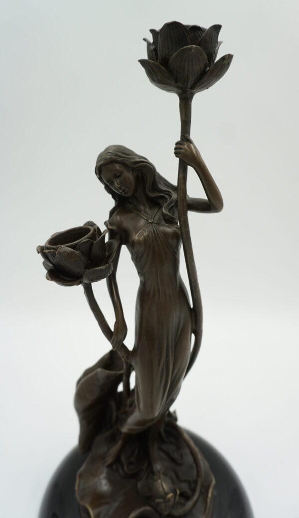 ŚWIECZNIK Z BRĄZU KOBIETA Z KWIATAMI - SECESJA