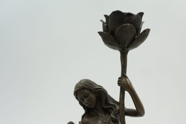 ŚWIECZNIK Z BRĄZU KOBIETA Z KWIATAMI - SECESJA