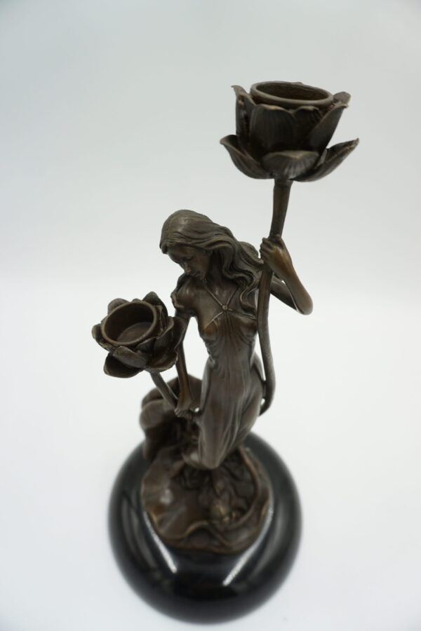 ŚWIECZNIK Z BRĄZU KOBIETA Z KWIATAMI - SECESJA