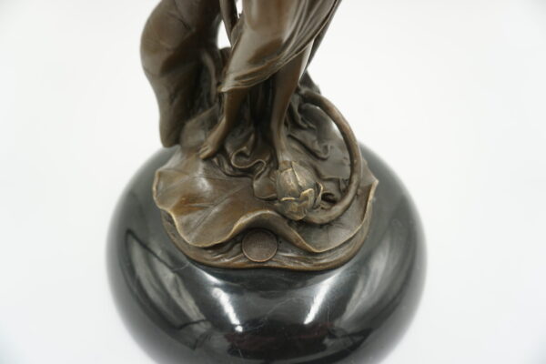 ŚWIECZNIK Z BRĄZU KOBIETA Z KWIATAMI - SECESJA