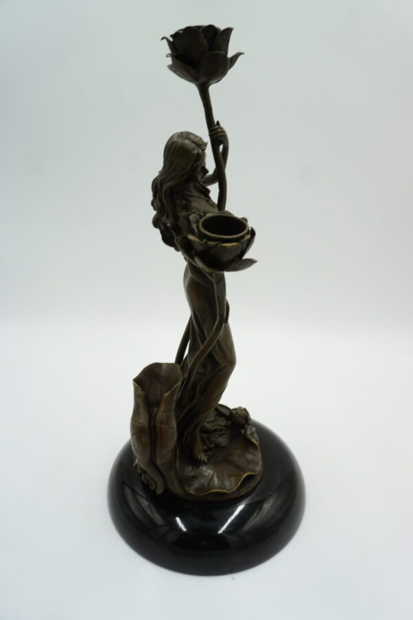 ŚWIECZNIK Z BRĄZU KOBIETA Z KWIATAMI - SECESJA