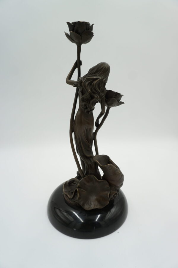 ŚWIECZNIK Z BRĄZU KOBIETA Z KWIATAMI - SECESJA