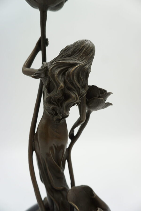 ŚWIECZNIK Z BRĄZU KOBIETA Z KWIATAMI - SECESJA