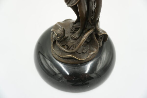 ŚWIECZNIK Z BRĄZU KOBIETA Z KWIATAMI - SECESJA