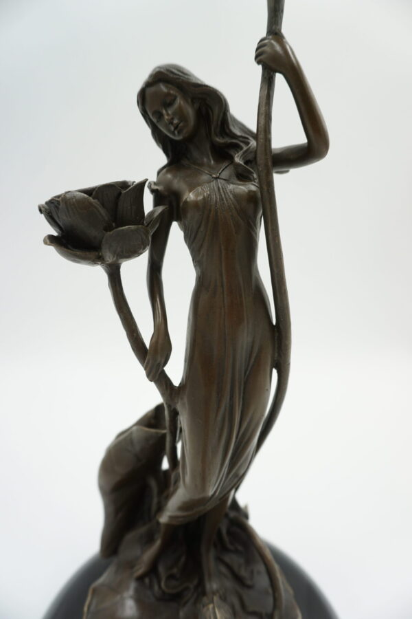 ŚWIECZNIK Z BRĄZU KOBIETA Z KWIATAMI - SECESJA