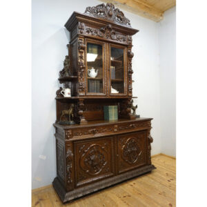 BOGATO RZEŹBIONY KREDENS Z PRZESZKLENIEM GRYFY