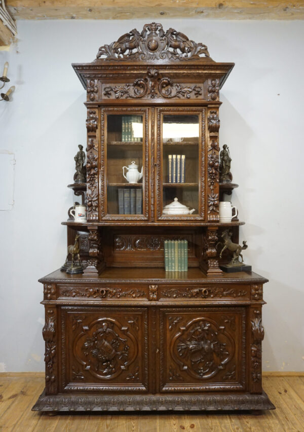 BOGATO RZEŹBIONY KREDENS Z PRZESZKLENIEM GRYFY