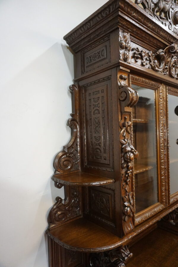 BOGATO RZEŹBIONY KREDENS Z PRZESZKLENIEM GRYFY