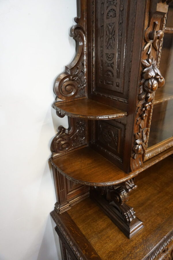 BOGATO RZEŹBIONY KREDENS Z PRZESZKLENIEM GRYFY