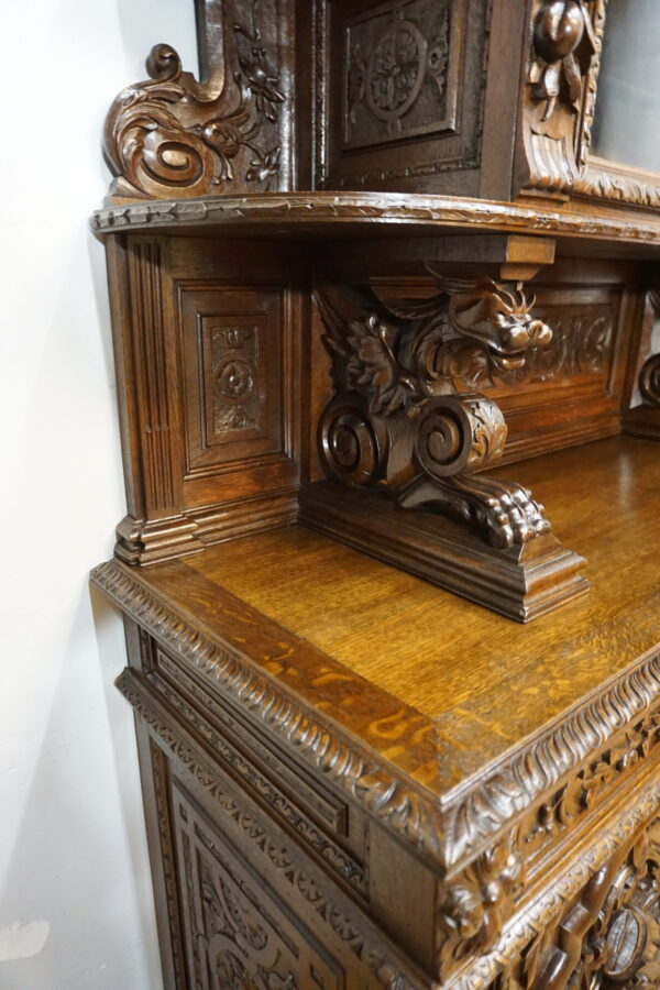 BOGATO RZEŹBIONY KREDENS Z PRZESZKLENIEM GRYFY