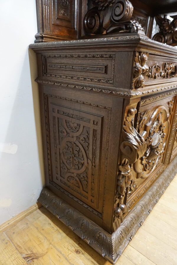 BOGATO RZEŹBIONY KREDENS Z PRZESZKLENIEM GRYFY