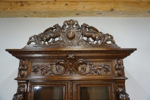BOGATO RZEŹBIONY KREDENS Z PRZESZKLENIEM GRYFY