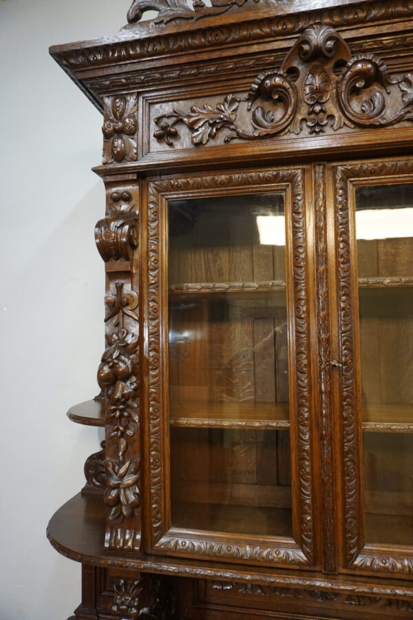 BOGATO RZEŹBIONY KREDENS Z PRZESZKLENIEM GRYFY