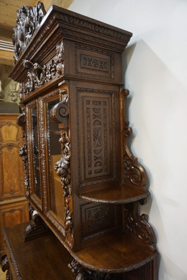 BOGATO RZEŹBIONY KREDENS Z PRZESZKLENIEM GRYFY