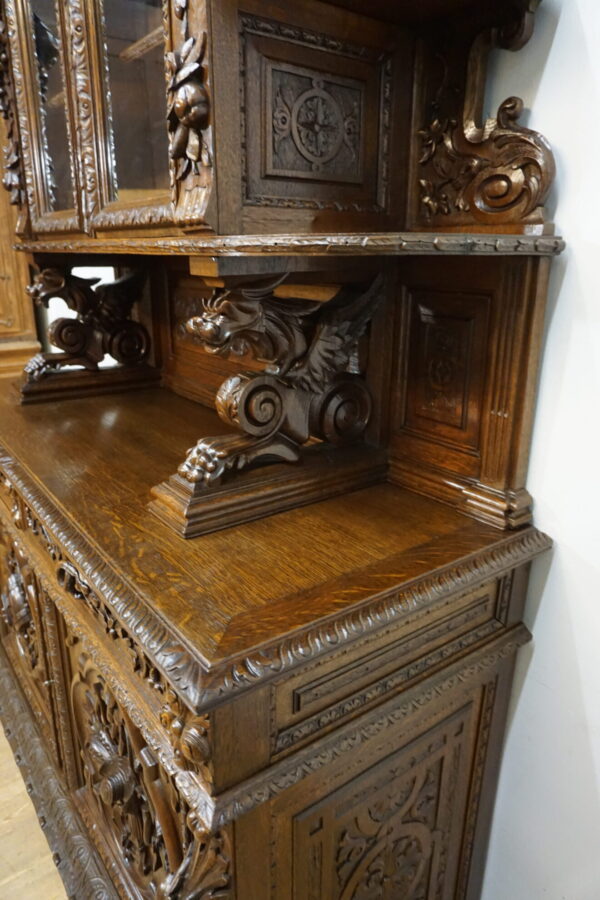 BOGATO RZEŹBIONY KREDENS Z PRZESZKLENIEM GRYFY