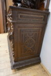 BOGATO RZEŹBIONY KREDENS Z PRZESZKLENIEM GRYFY