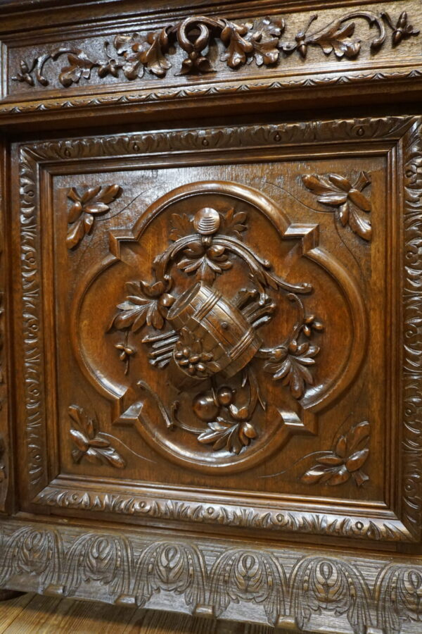 BOGATO RZEŹBIONY KREDENS Z PRZESZKLENIEM GRYFY