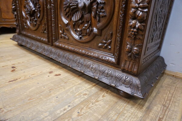 BOGATO RZEŹBIONY KREDENS Z PRZESZKLENIEM GRYFY