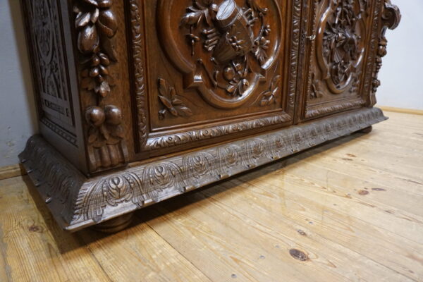 BOGATO RZEŹBIONY KREDENS Z PRZESZKLENIEM GRYFY